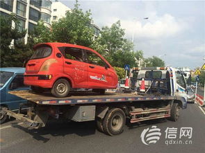 老年代步車長期占用停車位，交警取證后依法拖移，行業(yè)亂象亟待治理